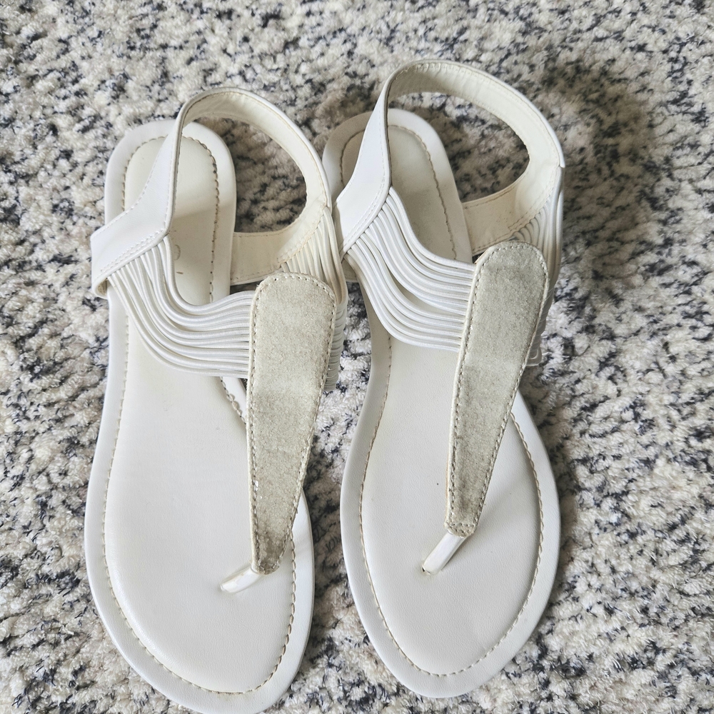 Boho Elegant White Sandals with Padded Collar and Rounded‎ Toe